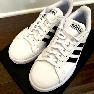 NWB ADIDAS LADIES CLOUD FOAM GRAND COURT TENNIS SHOES SZ8